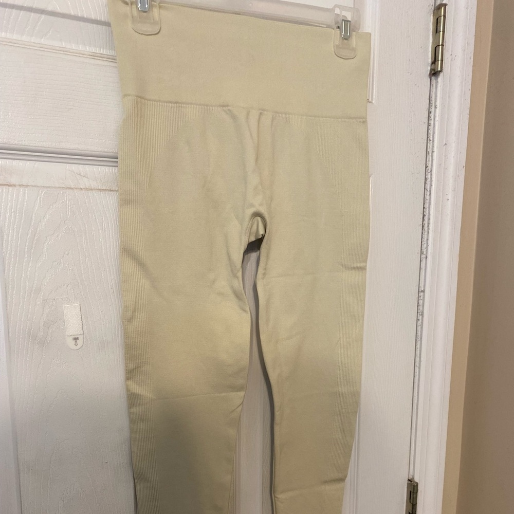 Cream Athletic 6/8 Leggings // Condition: never worn
